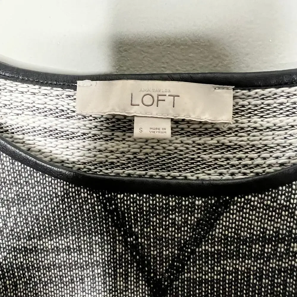 Loft‎ Gray Long Sleeve Faux Leather Shoulder Crew Neck Knit Shift Dress Sz Small - Picture 6 of 7